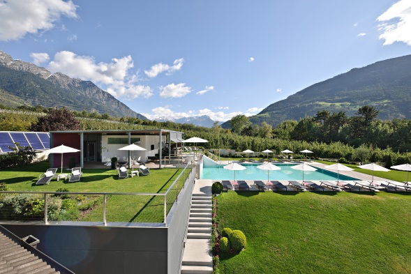 Der Aussenbereich des Alpines Wellnesshotel Tyrol.