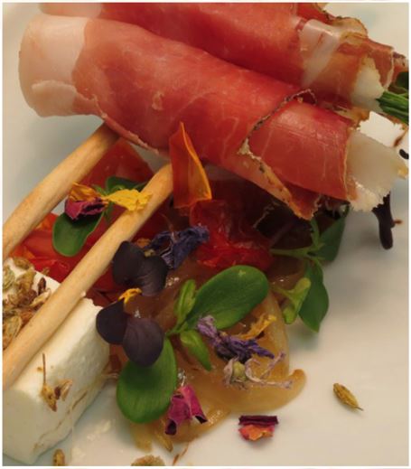 Frischkaese Gewuerzcreme an Sojazwiebel Bauernspeckroellchen